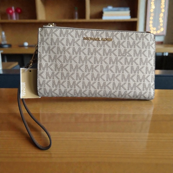 MICHAEL KORS 
Jet Set Travel Signature Logo Smartphone Wallet - Picture 6 of 6